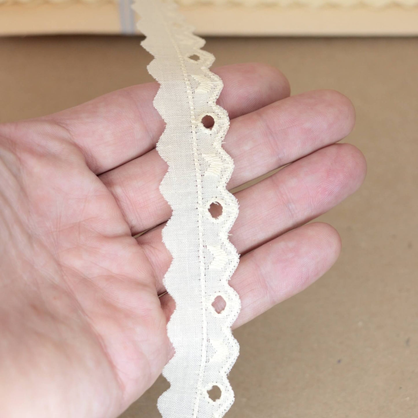 22mm Cream Broderie Anglaise Wavy Edge Trim per/metre