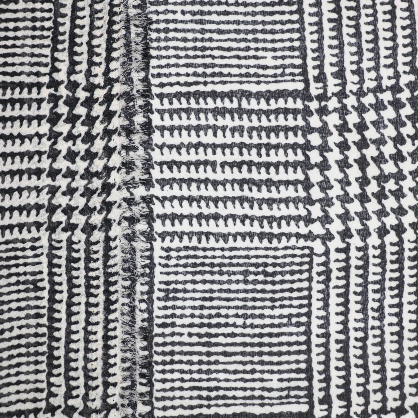 B&W Houndstooth Check Print Georgette per/metre