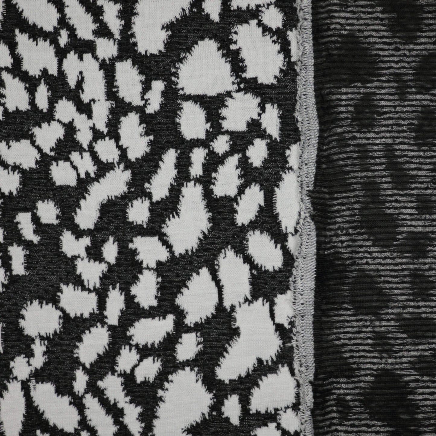 B&W Spot Knit Jacquard Jersey per/metre