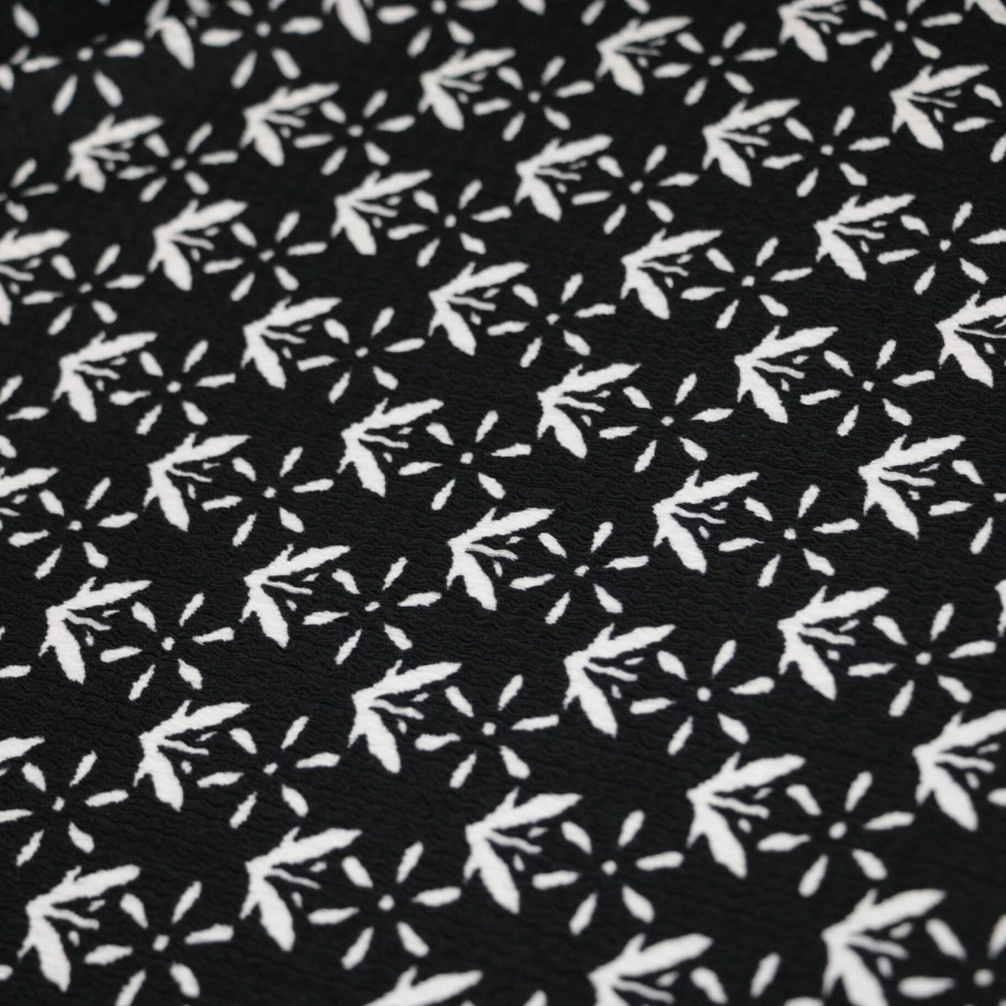 B&W Print Bubble Crepe 1m