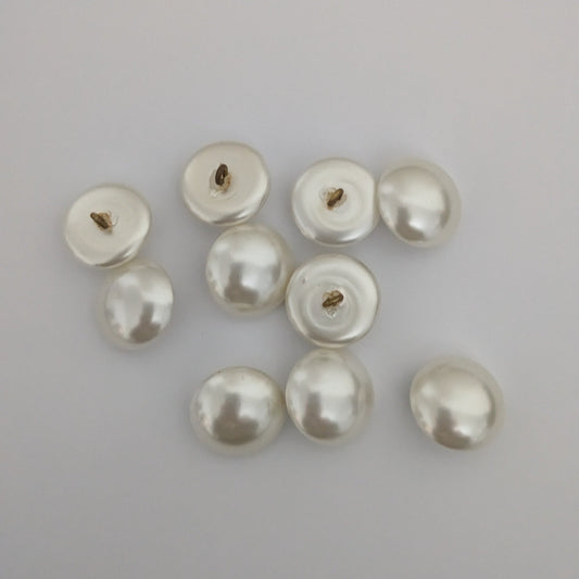 18mm Flat Pearl Buttons pk10